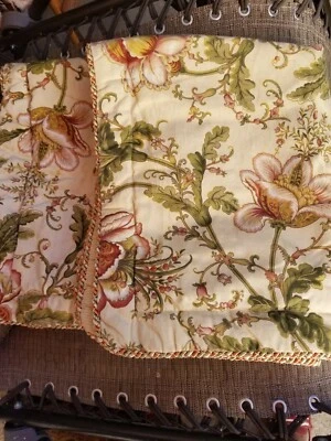 Par de fundas de almohada con borde de cuerda de tamaño estándar floral cruzado con cremallera  Foto 1 de 4