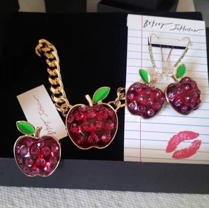 Betsey Johnson Set Viral Back to School Apfel Halskette, Ohrringe & Ring NEU Neu mit Etikett - Bild 1 von 12