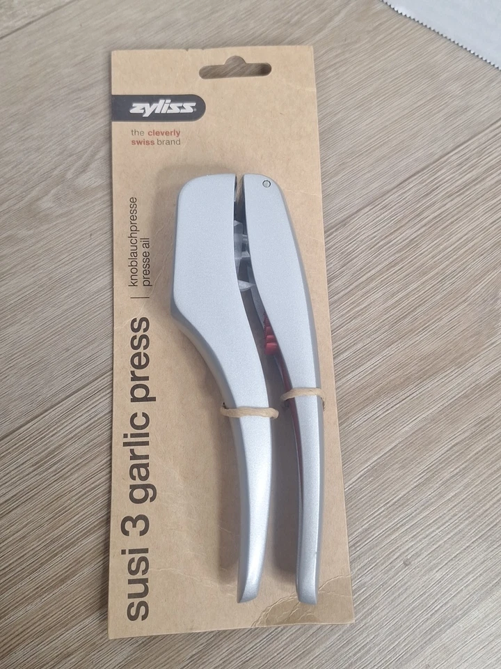 Zyliss Susi 3 Garlic Press Built in Cleaner Crusher Mincer and Peeler #12084