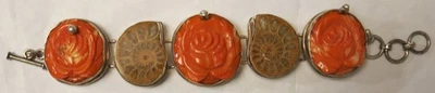 Pulsera de Coral Tallado, Concha Petrificada Nautilus y Perla en Plata de Ley Foto 1 de 4