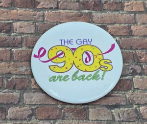 The Gay 90s Are Back LGBTQ PIN BACK BUTTON FUNNY HUMOR COUNTER CULTURE PRIDE - Picture 1 of 2