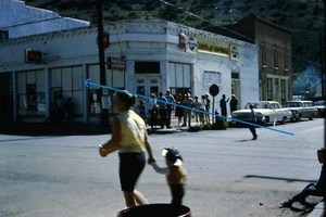 1966 35mm Dias 2x Silber Dollar Schnapsladen Pepsi Westernstadt Cowboy #1307 - Bild 1 von 2