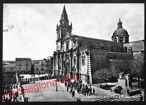 ah9103 - CARTOLINA D'EPOCA - Ragusa Città - Monumento ai Caduti e il Duomo - Picture 1 of 1