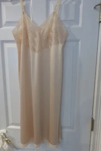 Camicia da notte Vanity Fair nylon slip colore beige bordo pizzo taglia 36L mai indossata vintage - Foto 1 di 4