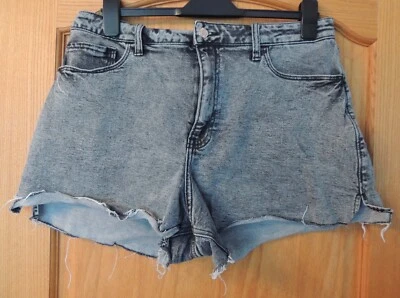 Hollister Ladies shorts size 15 w32 faded black denim pre owned - Image 1 of 4