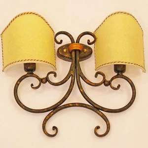 LAMPADA DA PARETE APPLIQUE VENTOLE ART.123 FERRO BATTUTO FORGIATO E PARALUME - Picture 1 of 2