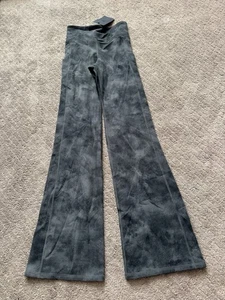 Fabletics kaltes Wetter hoch tailliert Mini Flare Leggings mit Taschen Onyx Small 104 $ - Bild 1 von 7