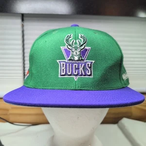 Sombrero Mitchell & Ness NBA Milwaukee Bucks Retro Verde y Púrpura Talla 7 1/2 - Imagen 1 de 10