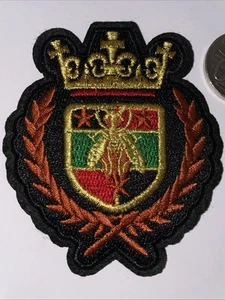 Bee Crest Laurel Crown Badge Iron On Embroidery Patch Appliqué 7.7 cm x 9 cm - Picture 1 of 6