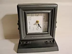 Contrareloj analógico Rae Dunn con batería (AA) de metal gris oscuro - Imagen 1 de 10