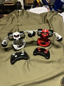 Robot de combate RC Sharper Image, LED y sonido incluye 2 robots de batalla y 2 controles - Imagen 1 de 12
