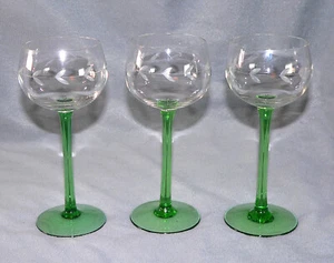 Jugendstil 3 Weingläser mit grünem Fuß und Stil Blattschliff ca. 1920 #6361 - Bild 1 von 2