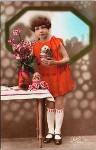 Niña victoriana con huevo de Pascua vintage RPPC C122 - Imagen 1 de 2