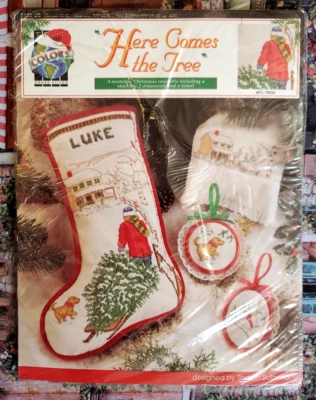 Kit de medias punto de cruz Here Comes the Tree Foto 1 de 4