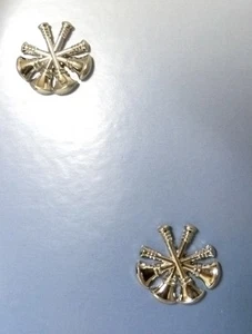 Dispositivo de pasador de cuello de jefe de bomberos adjunto 4 cornetas cruzadas tac 2 piezas conjunto DORADO nuevo - Imagen 1 de 6