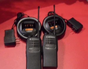 2 X Motorola HT750 UHF 403-470 MHz 16ch 4w radiotelefony dwukierunkowe AAH25RDC9AA3AN W/Batt - Zdjęcie 1 z 6