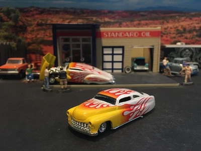 Boletín 1:64 Hot Wheels LE 1949 49 Mercury blanco con leyendas de llamas Foto 1 de 4