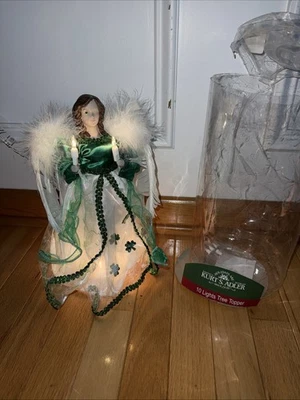 Ángel verde irlandés con alas sosteniendo velas iluminar árbol de Navidad adorno Foto 1 de 4
