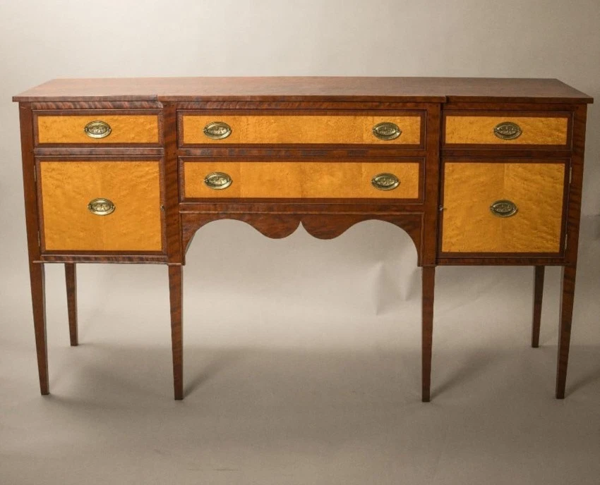 Aparador estilo D. R. Dimes Hepplewhite en arce cerezo y ojo de pájaro figurado Foto 1 de 4