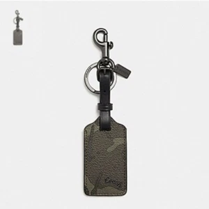 Coach F76853 Kofferanhänger mit Tarnmuster, QB/Grün - Bild 1 von 4