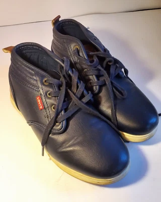 Un par de zapatos estilo atlético Levis Red Tab juvenil talla 5 537855F17-O9U-niños Foto 1 de 4