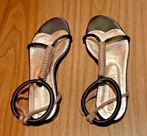 Stella McCartney ~ schwarze, olivfarbene, silberne Sandalen mit niedrigem Absatz ~ Made in Italy - Bild 1 von 6
