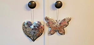 Glänzend silberfarben Metall Schmetterling oder Valentinstag Herz hängende Dekoration  - Bild 1 von 14