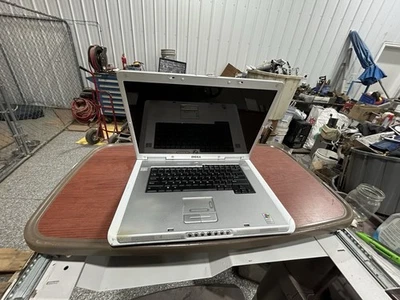 Dell Inspiron 9300 - 17" PentiumM 1.73GHz 1GB RAM CD-RW WIFI - Sin batería Foto 1 de 4