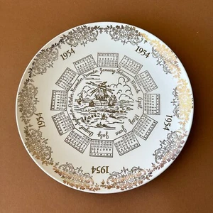 Placa de calendario 1954, oro metálico de 10" sobre cerámica blanca con centro de molino de viento - Imagen 1 de 9