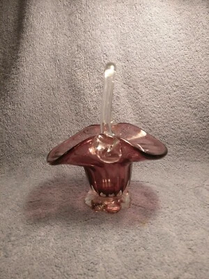 Высокая фиолетовая корзина из художественного стекла ручной работы 7 дюймов с прозрачной ручкой и основанием - Изображение 1 из 4