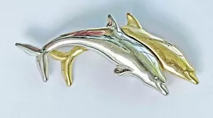 Broche alfiler Liz Claiborne doble salto delfines plateado y dorado como nuevo - Imagen 1 de 6