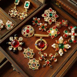 Vintage Colored Brooch with Faux Colored Gems Pearls Wedding Party Pin - Foto 1 di 17
