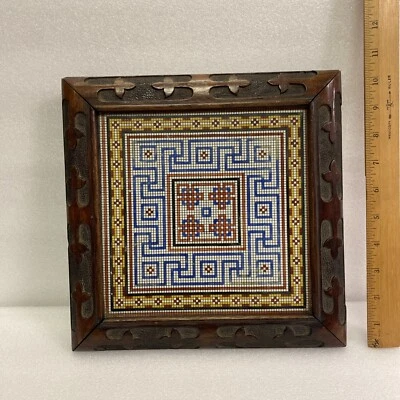 ANTIGUO AZULEJO ESMALTADO DISEÑO GEOMÉTRICO REMACHE MARCO DE MADERA TALLADA Foto 1 de 4