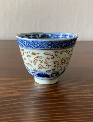 Antigua taza de vino china de porcelana de grano de arroz rojo azul y blanco y hierro  Foto 1 de 4