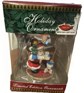 Statuina Babbo Natale davanti al camino 3,5" Holiday Ornament edizione limitata nuova - Foto 1 di 7