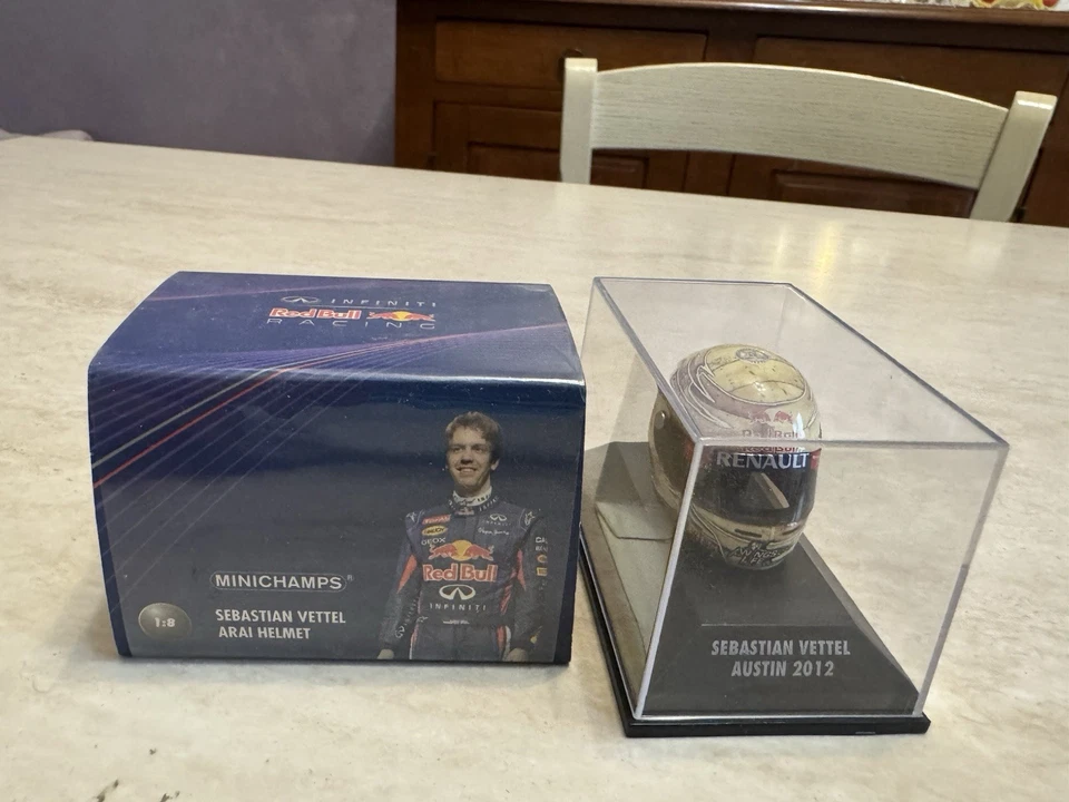 Casco Minichanps Sebastian Vettel Red Bull Austin 2012 Arai Helmet 1:8 nuovo - Immagine 1 di 4