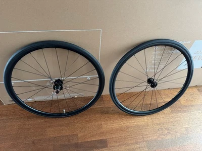 DT Swiss R470 Wheelset with S-Works Turbo 700-26c tyres - image 1 of 4