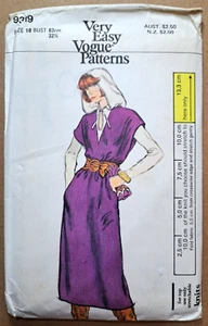 VOGUE Very Easy 9319 Misses V-neckline Pullover Sleeveless Jumper Sz 10 UNCUT - Picture 1 of 3