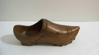 ancien petit sabot en bois sculpté et clouté dessous - Photo 1/4