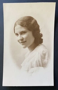Edwardian original photo postcard 1910s lady girl smile side look view - Picture 1 of 2