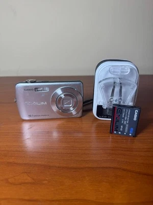 Casio Exilim Ex-Z33 Fotocamera Digitale 10.1MP 3x con Batteria e Caricabatterie - Immagine 1 di 4