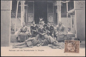 Postkarte Tsingtau Kiautschou Matrosen und die Tempelpriester in Tsingtau - Bild 1 von 2