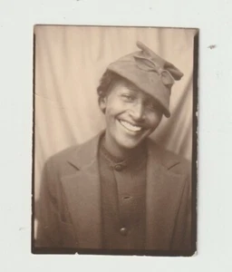 VINTAGE PHOTO BOOTH - PRETTY AFRICAN-AMERICAN WOMAN in HAT - Picture 1 of 1