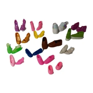 Konvolut 14 Clone Barbie/Ken Schuhe Tennisschuhe Absätze Stiefel Halbschuhe Kinderschuhe. - Bild 1 von 4