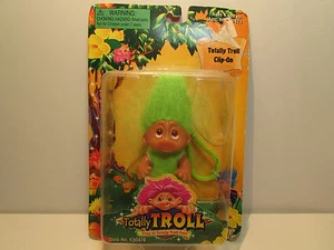 2001 TOTALLY TROLL CLIP ON - 3" Dam Norfin Troll Doll - NEW IN PACKAGE - Green - Afbeelding 1 van 10