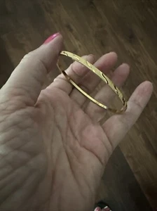 VINTAGE CROWN TRIFARI TEXTURED GOLD TONE Thin slip-on BANGLE BRACELET  Medium - Picture 1 of 5