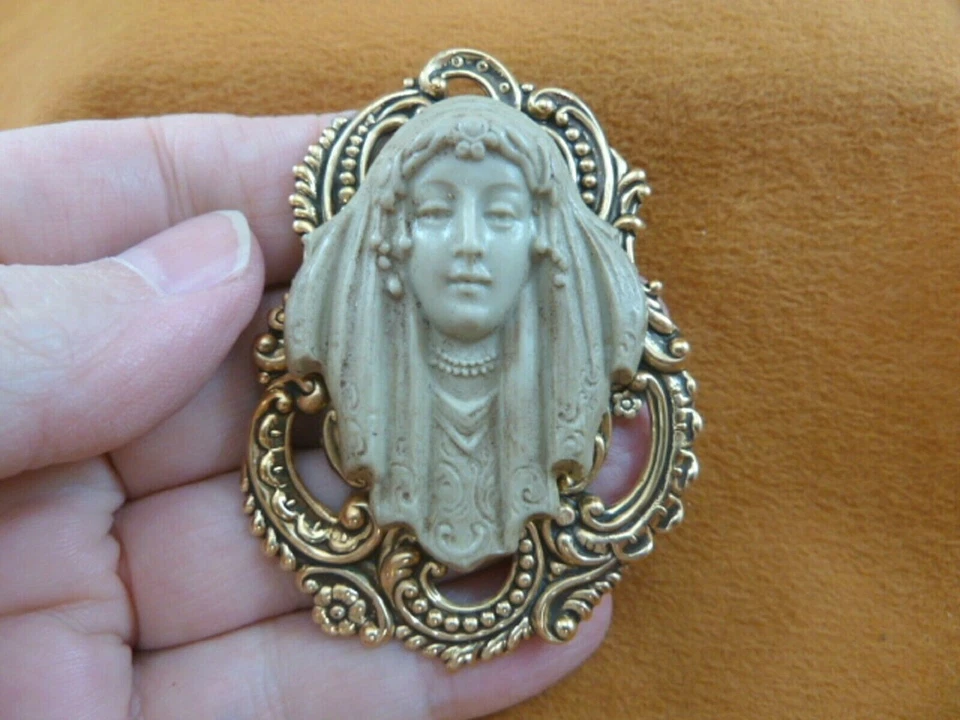 (CL35-2) MISTERIOSO Velo Gitano Tímido MUJER Gris CAMEO Desplazado Pin Colgante Joyería Foto 1 de 1
