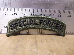 Parche de pestaña bordada moderada del Ejército de los Estados Unidos - Fuerzas Especiales con gancho posterior (NUEVO DE NUEVO) - Imagen 1 de 4