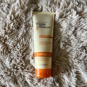 NUEVO Champú Neutraogena Triple Moisture 8.5floz - Imagen 1 de 3