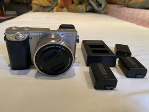 Sony Alpha 6000 Digitalkamera mit Zubehörpaket - Bild 1 von 8
